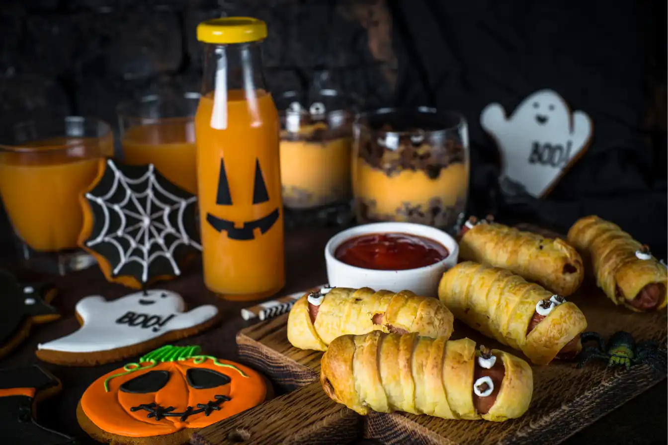 Halloweenowe parówki w cieście w kształcie mumii